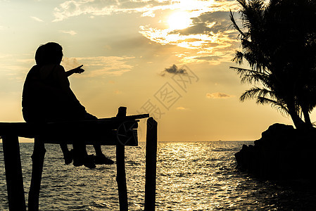 沙滩日落时的月光 夏天 爱 海滩 男人 日出 浪漫的图片