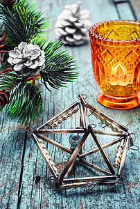 带有蜡烛架的圣诞装饰 假期 灯笼 锥体 冬天图片