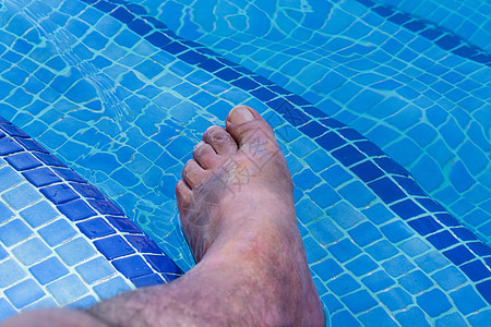男人脚在游泳池里 水池 放松 水 蓝色的 海岸 液体图片