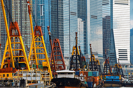 有货船的香港港 戏剧性 云 环球大厦 市中心 经济图片