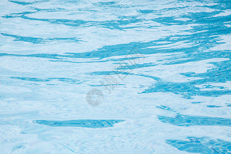游泳便便中的蓝色撕裂水 自然 涟漪 闪亮的 海背景图片