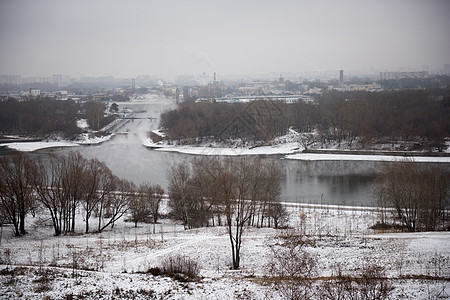 薄雾清晨 雪覆盖的田地 树木和河流冬季风景图片