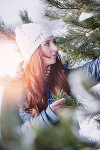 冬季风景中的女人 头发 女孩 微笑 寒冷的 季节 美丽图片