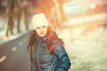 冬季风景中的女人 衣服 女士 雪 美丽的 微笑 寒冷的图片