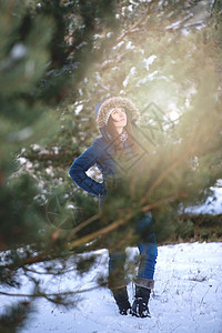 冬季风景中的女人 手 霜 雪 雪花 衣服 毛衣图片