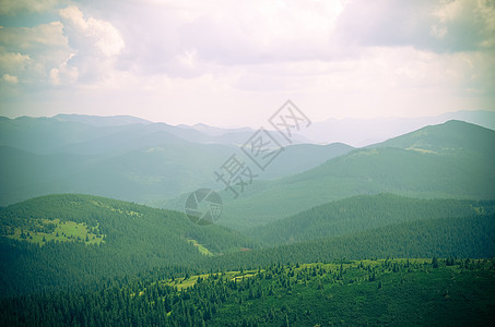 山地的夏月风景和有云的深蓝天空 植物 春天 黎明图片
