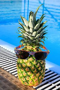 菠萝在游泳池戴墨镜图片