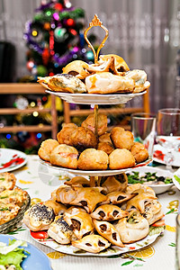 圣诞节日餐桌上美味的多层小吃 东方 木头 用餐图片