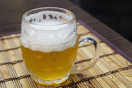 杯子未过滤的西化啤酒杯放在桌上 品尝 酒吧 喝图片