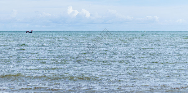 在蓝色的海中 在泰国有云层天空背景 自然 太阳图片