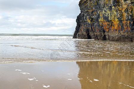 湿沙和悬崖反射 和平 美丽 天堂 爱尔兰 海岸 编队图片