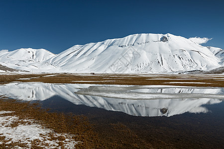 西比里尼山 水中反射着雪图片