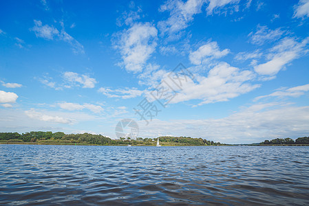 河流风景和一艘帆船在水中图片