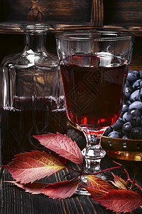 干红葡萄酒 葡萄园 饮料 高脚杯 藤蔓 老的 食物 水瓶 红酒杯背景图片