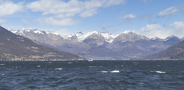 科莫湖与雪峰高山图片