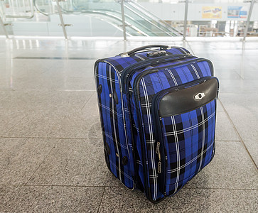 方便的手提箱在车轮上用手柄 夏天 塑料 飞机场 商业图片