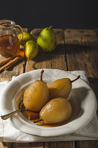 梨子在茶和肉桂中闪亮 香料 水果 秋天 健康 酱图片