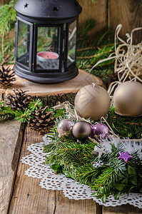 圣诞花圈的到来 火焰 老式 传统 蜡烛 木头 假期图片
