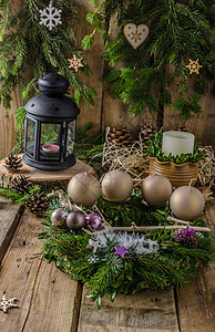 圣诞花圈的到来 传统 装饰品 黑暗 优雅 蜡烛 季节 庆典背景图片
