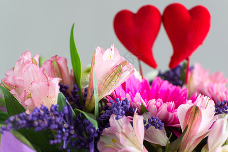 红心和一束鲜花 开花 气味 惊喜 玫瑰 爱 情人节图片