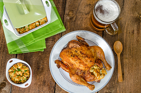 装满了西舍克啤酒的鸡 夏天 烹饪 餐厅 荨麻 腿图片