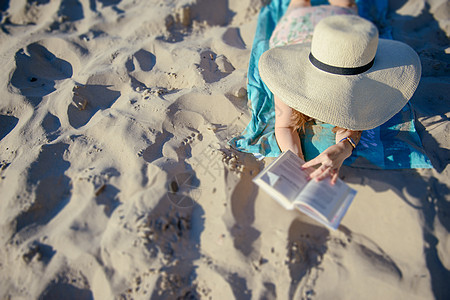 在海滩上轻松放松 读着一副BO的黑发美女肖像 阳光 女孩图片