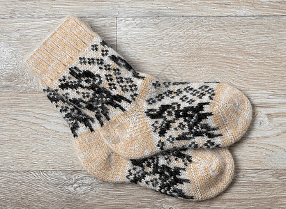 木制背景的编织袜子图片