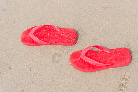 海滩上的红色凉鞋图片