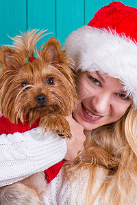 穿着红毛衣的雅琪狗穿红色毛衣 假期 女士 微笑图片