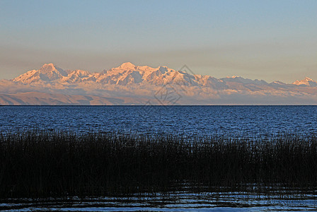 喀喀喀湖后日落时的Cordillera实际山脉 印加 海岸图片