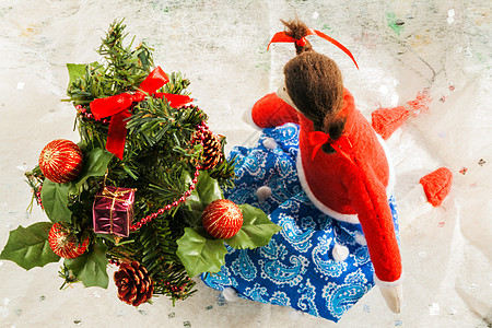 圣诞树附近带礼物的软纺织娃娃 爱 微笑 友谊图片