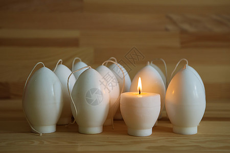 以蛋的形式装饰手工制造蜡烛准备好痛苦 传统图片