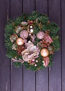 圣诞花圈在铁制木制前门上 冬天 老的 圣诞装饰 丝带图片
