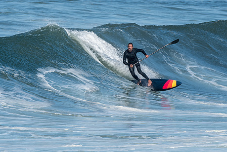 起立桨冲浪机 娱乐 喷 绿松石 葡萄牙 男人 速度 浪潮图片