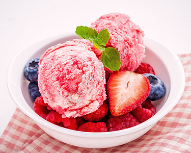关闭冰淇淋混合果子莓 蓝莓 白莓 球 甜点图片