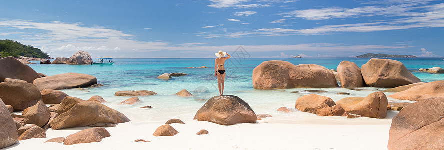 在塞舌尔普拉斯林岛享受安斯·拉齐奥图片完美海滩的女人 畅快 比基尼图片