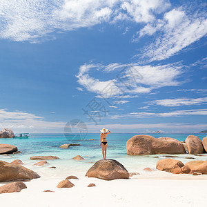 在塞舌尔普拉斯林岛享受安斯·拉齐奥图片完美海滩的女人 热带 放松图片