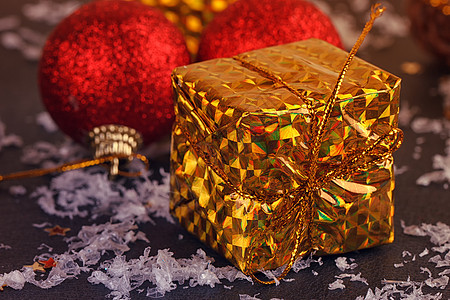 有礼物的金盒 包装 桌子 闪光 庆典 季节 装饰风格 庆祝背景图片
