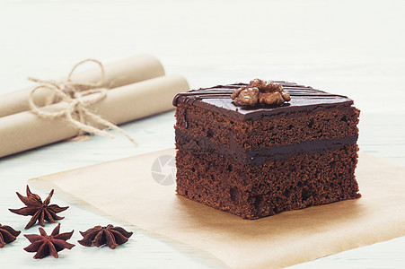 烤纸上的巧克力蛋糕图片