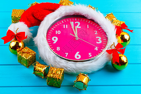 带圣诞节装饰 闹钟和礼品的Firf树 手表图片