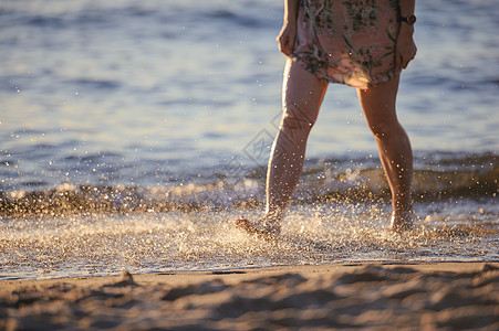 在阳光明媚的暑假日 在晒太阳的沙滩上闭脚 游客 美丽图片