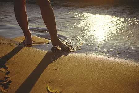 在阳光明媚的夏日 晒太阳享受阳光的沙滩上闭脚 蓝色的 夏天图片