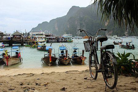 泰国南部Krabi的Phuket和Khuket港 安达曼海的Koh Phi Don号轮渡船图片