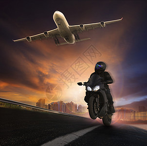 青年男子骑摩托车在沥青高速公路上高速S型高 运动 自由图片