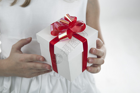 儿童手中的礼物盒 假期 盒子 红色的 生日 白色的 孩子图片