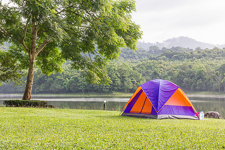 在森林中露营圆顶帐篷 树木 自然 露营者 公园 睡觉图片