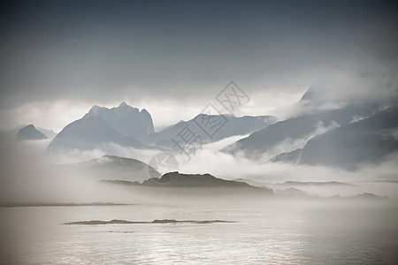 挪威海岸的海雾中弥漫着浓雾 北冰洋日多云 美丽的 北欧的图片