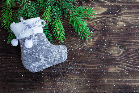 圣诞树枝和灰编织丝袜的构成情况图片