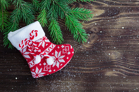 圣诞树枝和红编织丝袜的构成图片