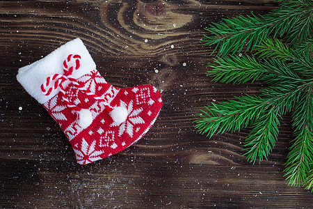 圣诞树枝和红编织丝袜的构成情况图片